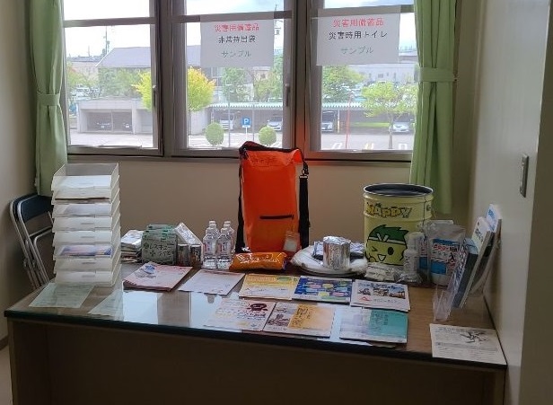 写真：市役所での非常持ち出し品・簡易トイレの展示